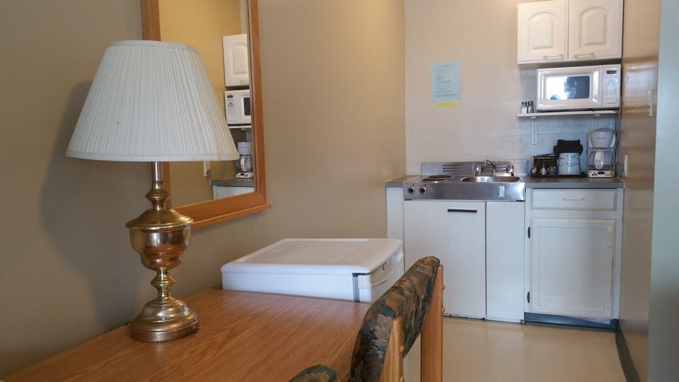 Kitchenette Standard Room, 1 Queen Bed | Private kitchenette | Coffee/tea maker, fridge, microwave