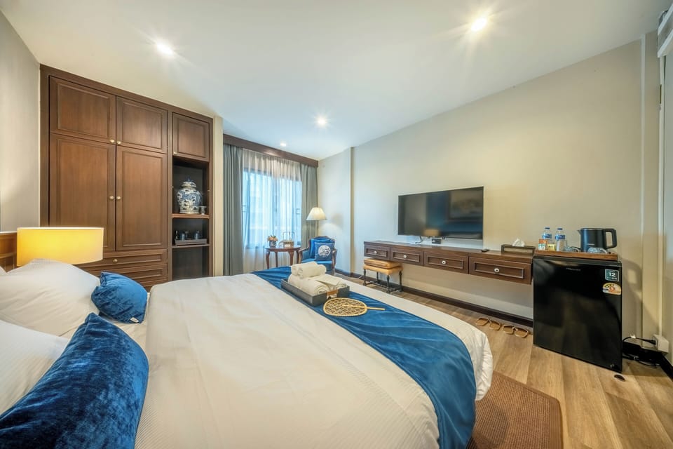 Deluxe Double Room | Desk