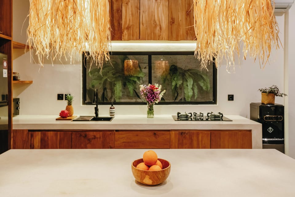Full-size fridge, microwave, oven, stovetop
