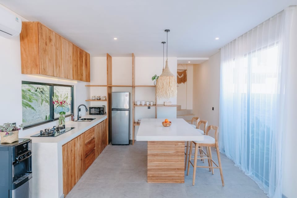 Full-size fridge, microwave, oven, stovetop