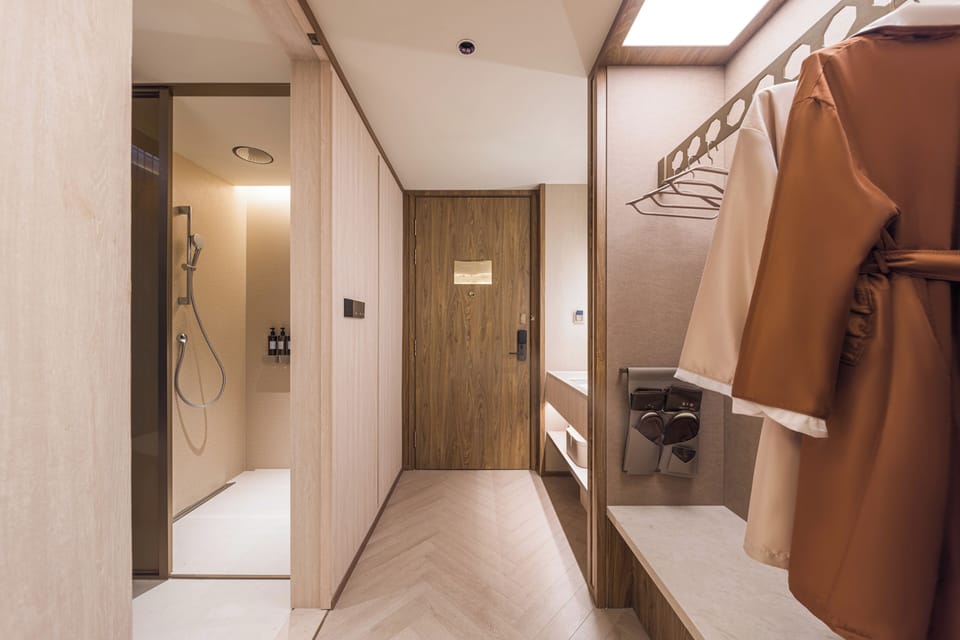 Family Triple Room | Bathroom | Shower, hair dryer, towels, shampoo