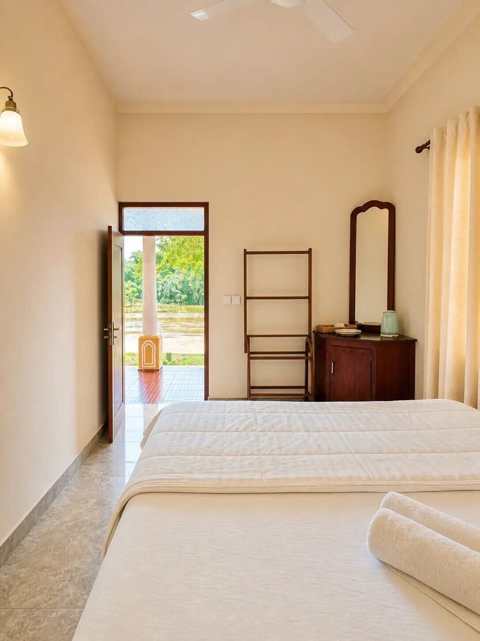 Romantic Double Room, Patio, River View | WiFi (free)