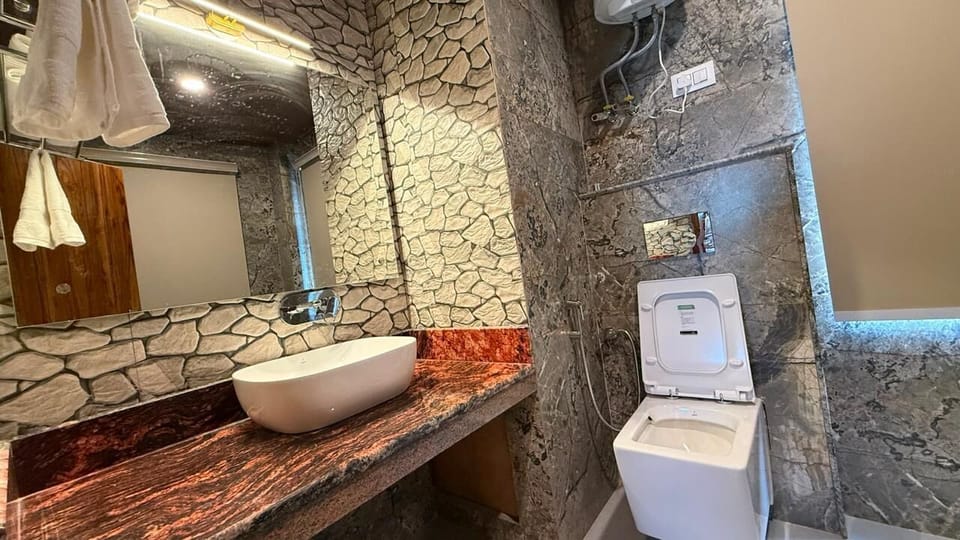 Deluxe Room | Bathroom | Shower, towels, soap, toilet paper