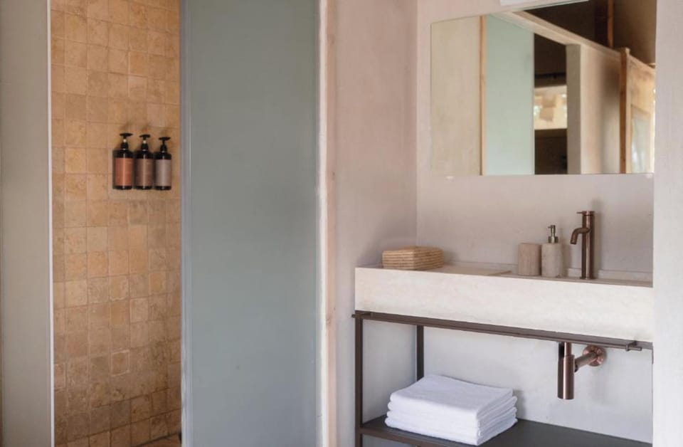 Shower, rainfall showerhead, free toiletries, hair dryer