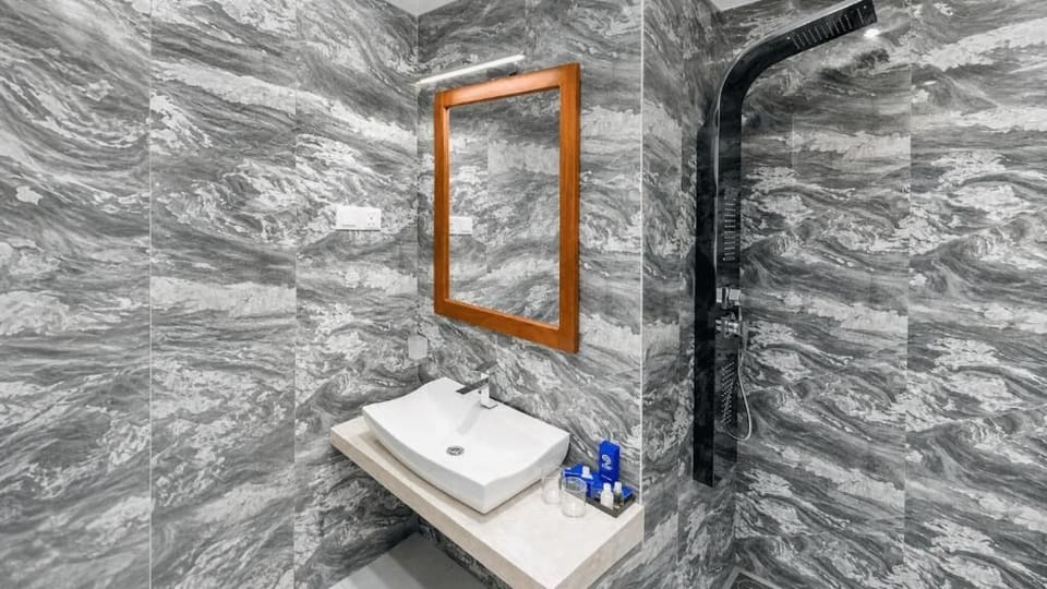 Deluxe Double Room, Balcony, Mountain View | Bathroom