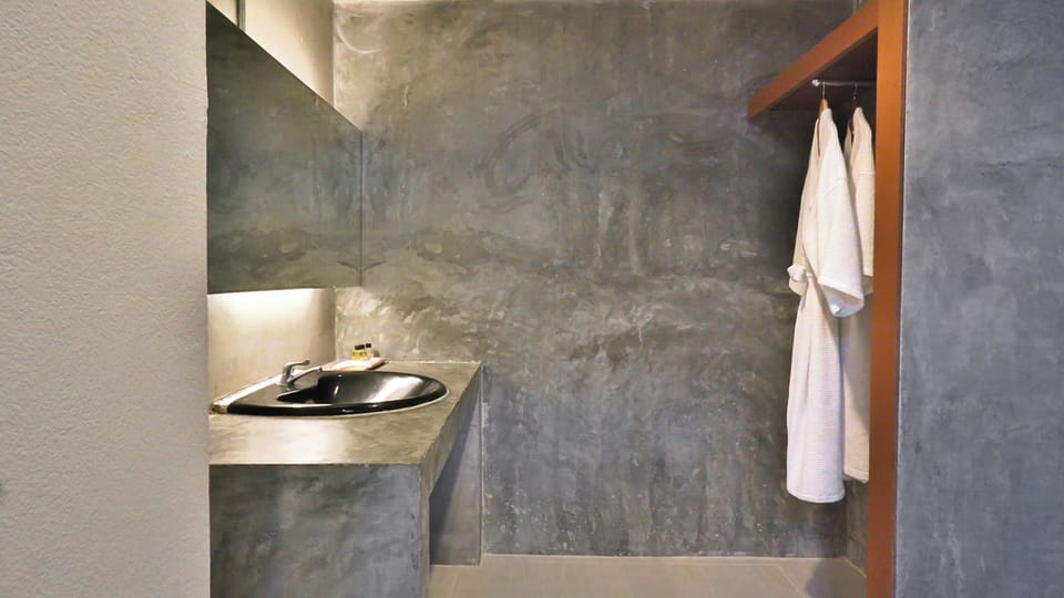Green Room  | Bathroom | Shower, towels, soap, shampoo