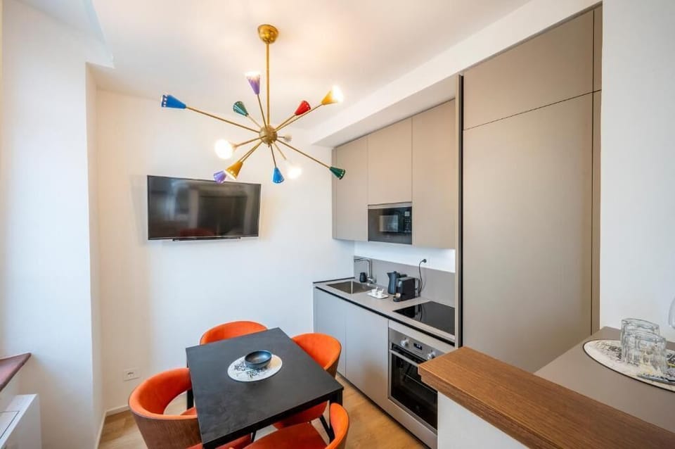 Deluxe Studio, City View | Private kitchen