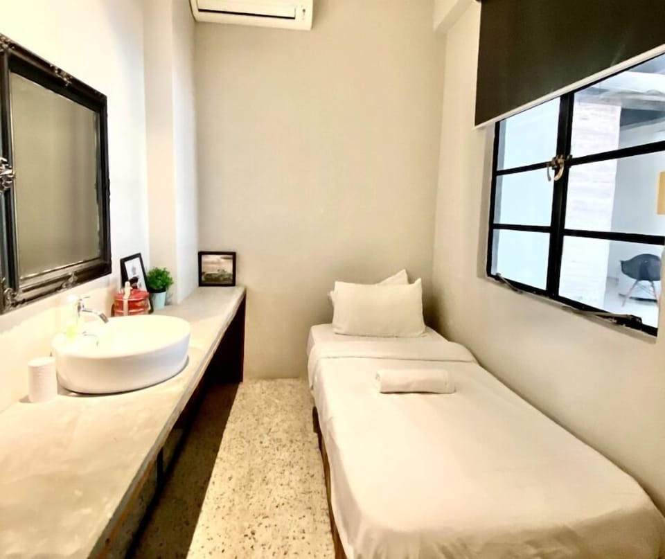 Basic Triple Room | Soundproofing, free WiFi, bed sheets