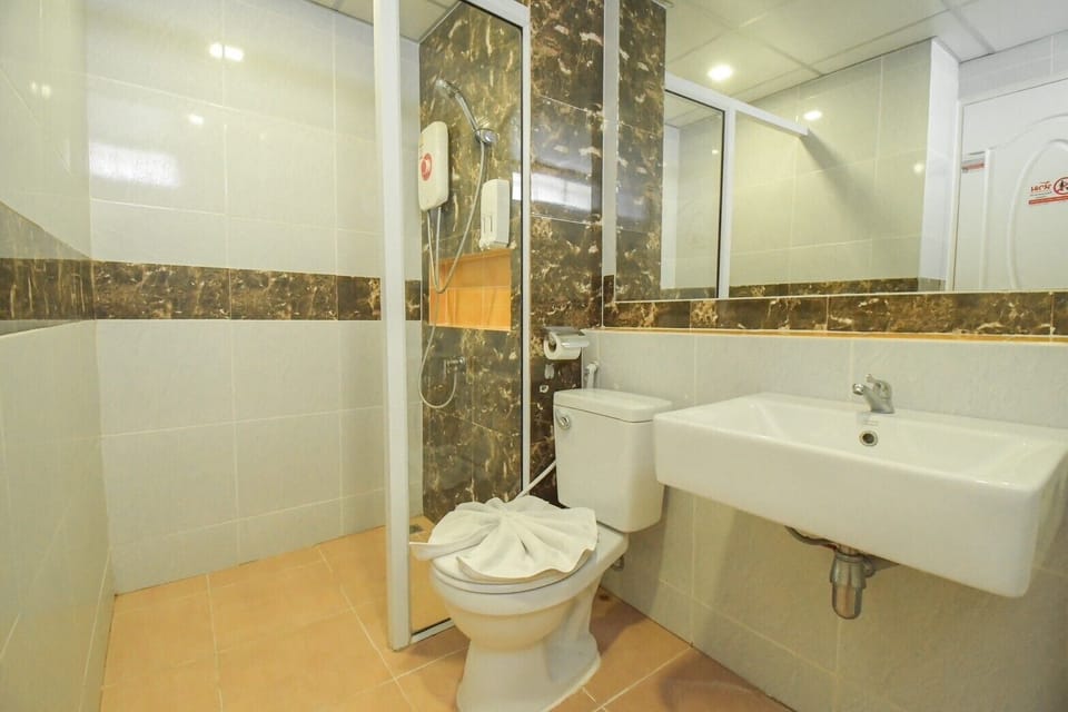 Superior Twin Room, 2 Twin Beds | Bathroom | Shower, free toiletries, towels