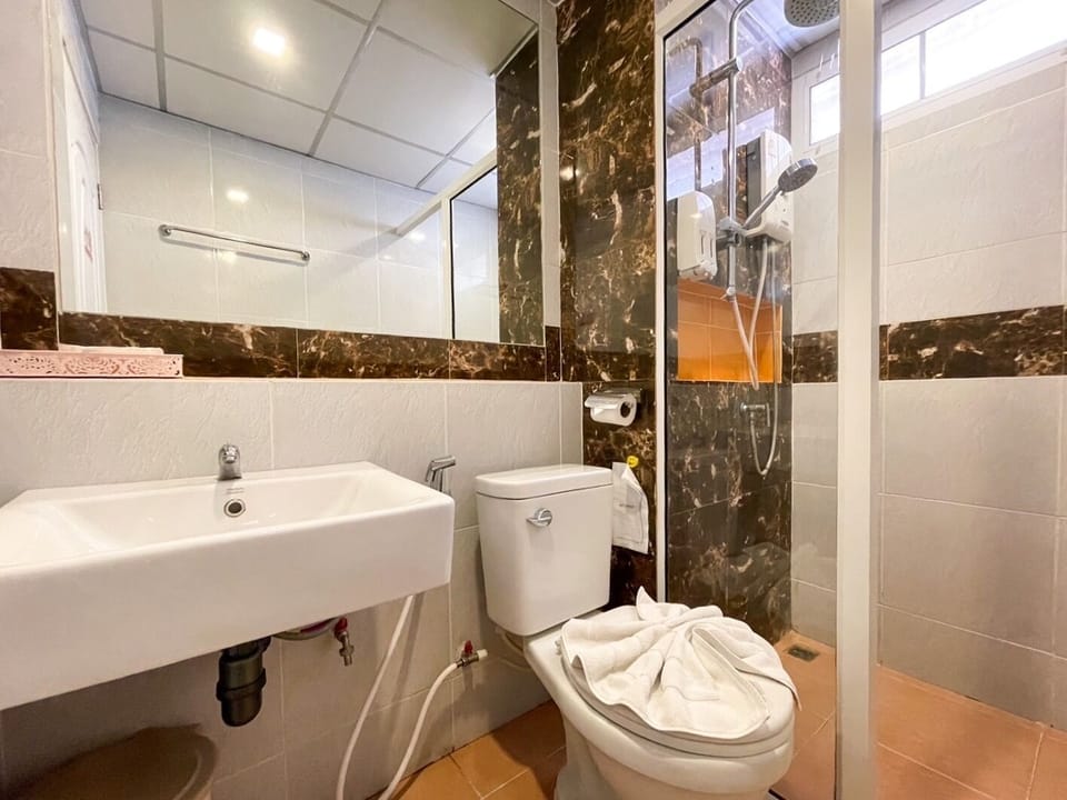 Triple Room | Bathroom | Shower, free toiletries, towels