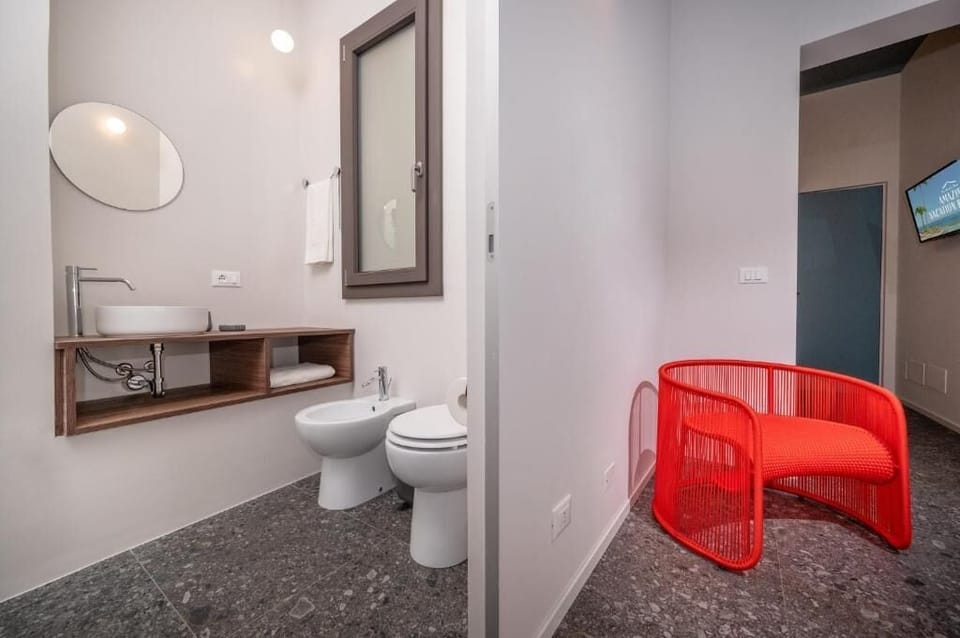 Family Suite, Courtyard View | Bathroom