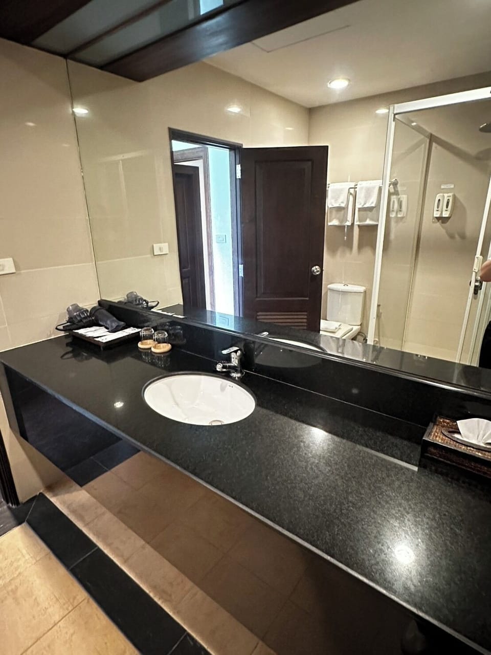 Superior Double Room, 1 King Bed | Bathroom | Shower, hair dryer, slippers, towels