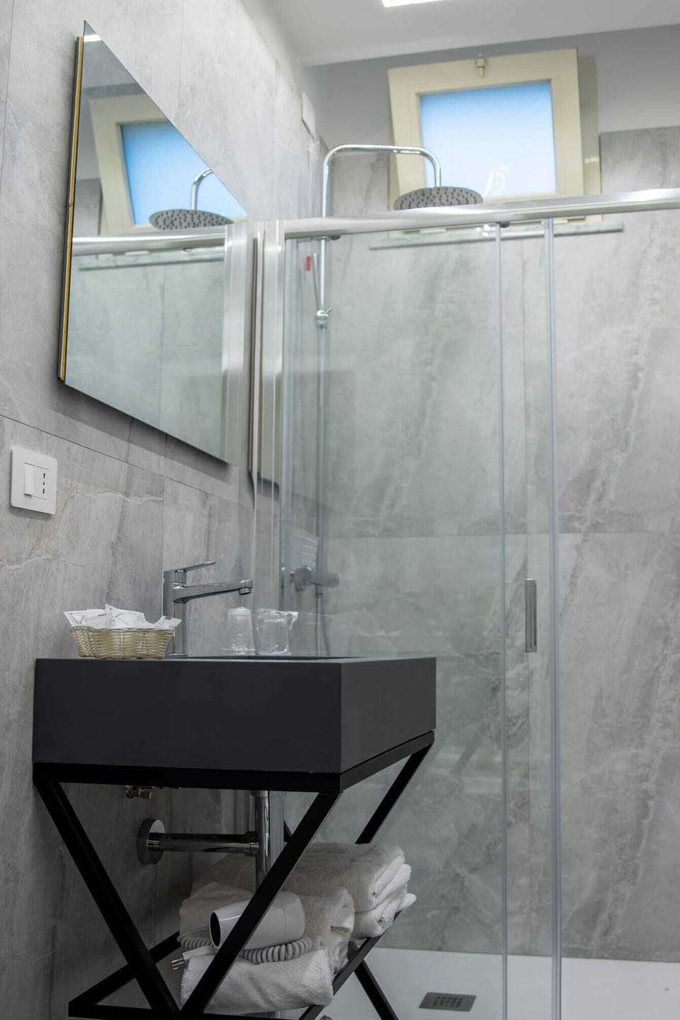 Deluxe Triple Room | Bathroom | Shower, hair dryer, towels, soap