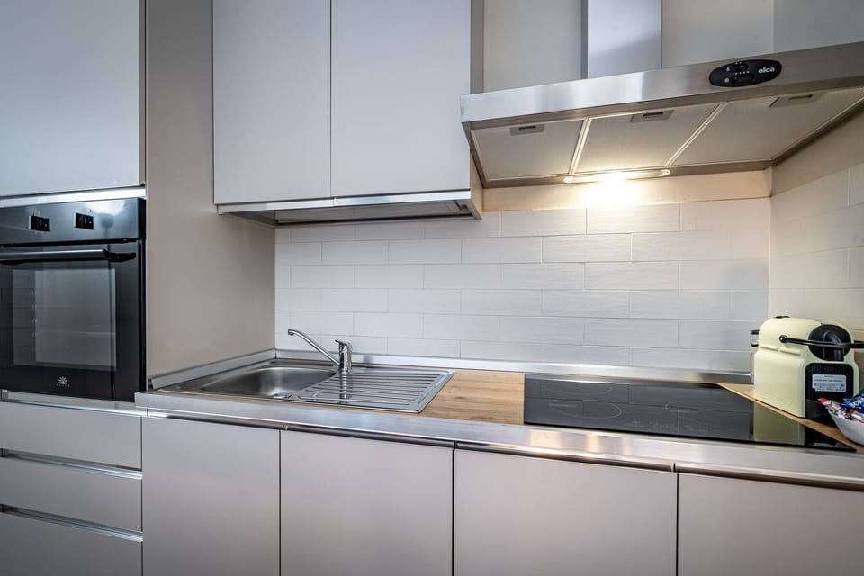 Coffee/tea maker, microwave, dishwasher