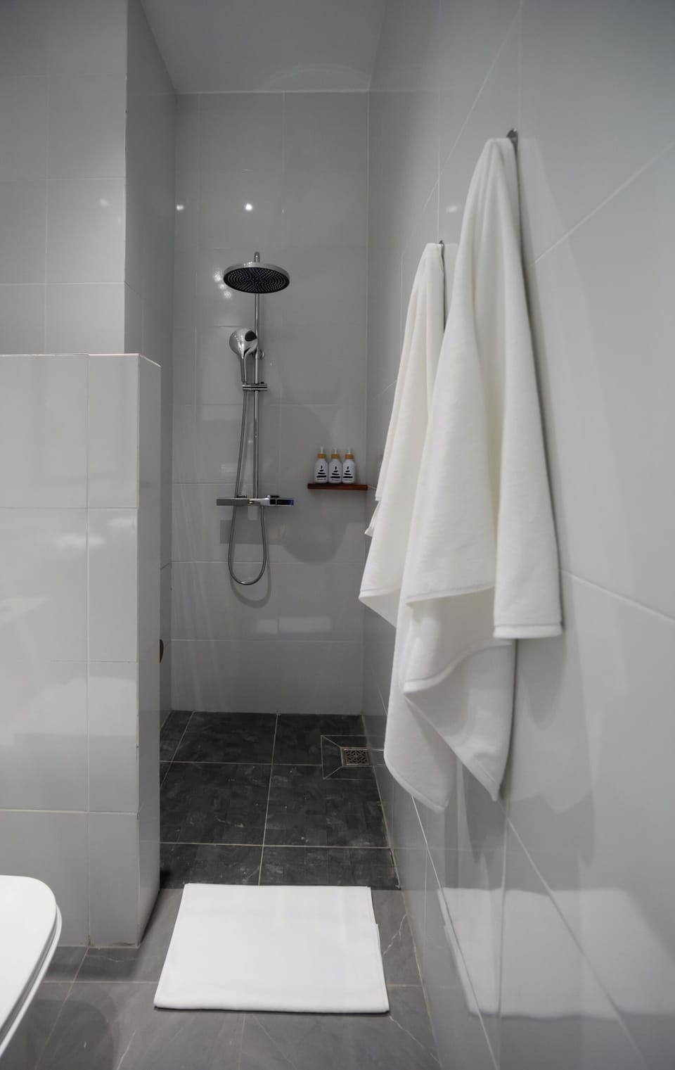 Inpeng Loft Twin | Bathroom | Shower, hair dryer, slippers, towels