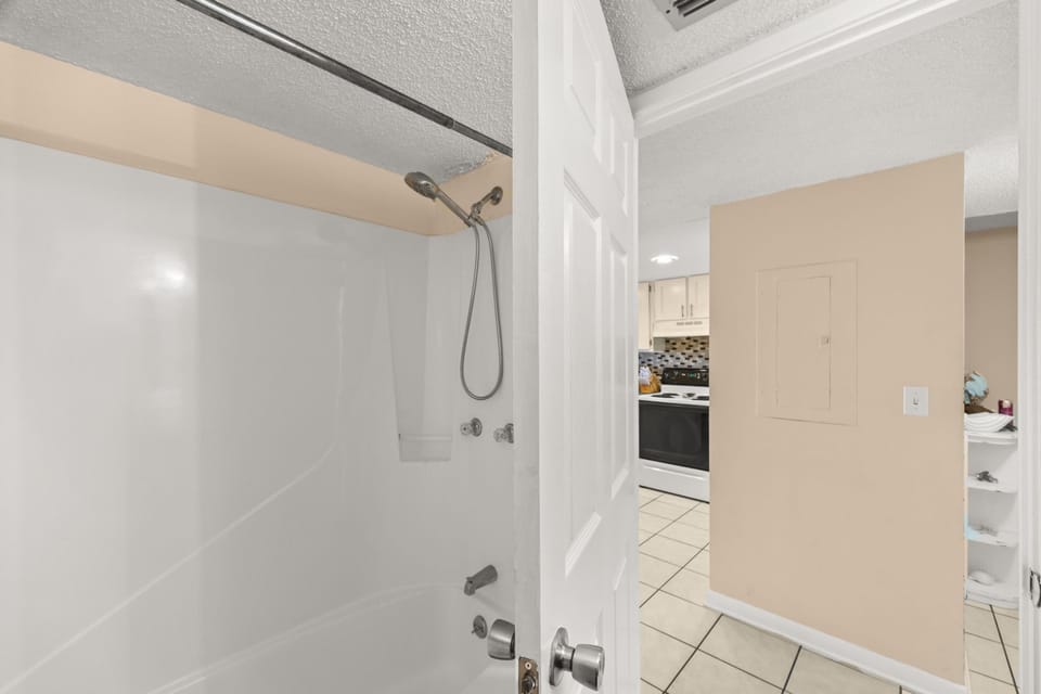 Mariner West Apartment in Lower Grand Lagoon
