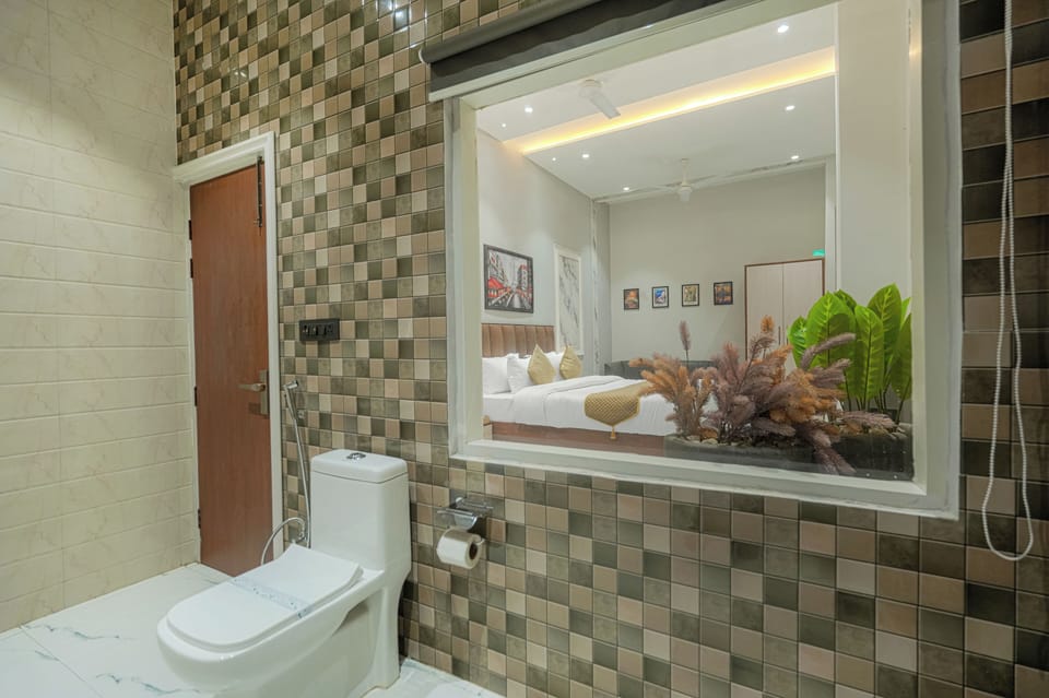 Suite, Non Smoking, Air conditioning | Bathroom | Shower, free toiletries, hair dryer, towels