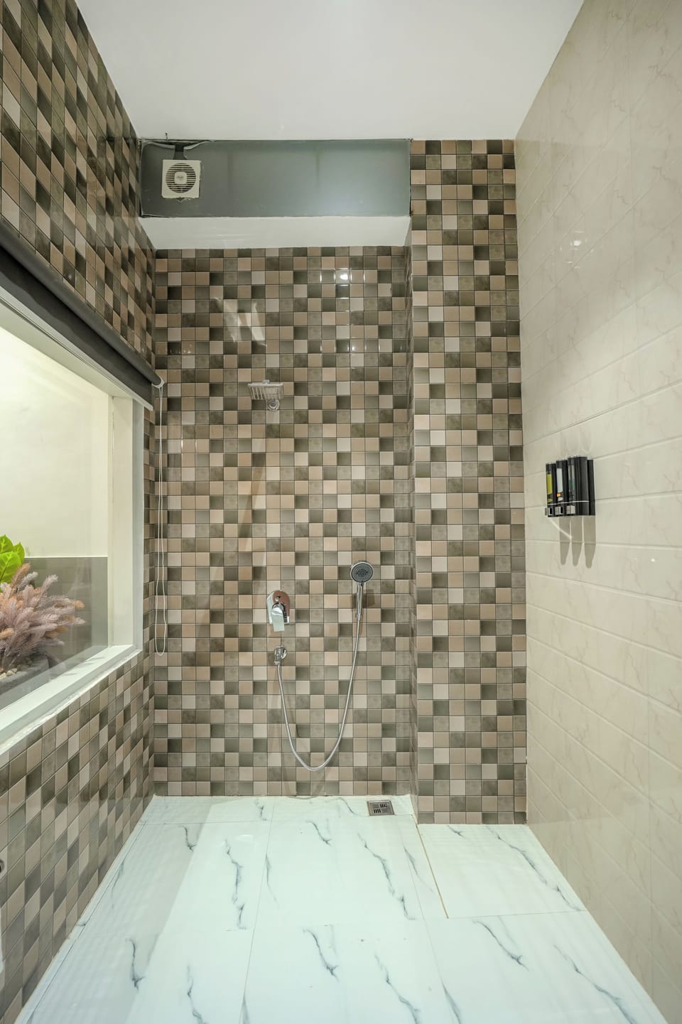 Suite, Non Smoking, Air conditioning | Bathroom | Shower, free toiletries, hair dryer, towels
