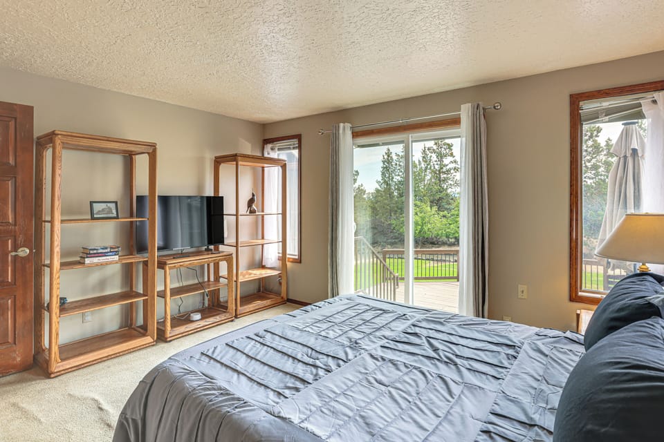 Fire Pit & Wildlife Views! Tranquil Bend Retreat Cottage in Bend