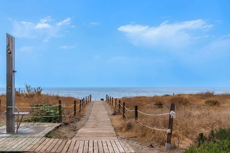 The peaceful surroundings are ideal for relaxing away from the city. Beaches, seaside walking areas, restaurants and services are nearby. Estepona’s centre, marina and old town are best reached by car or taxi.