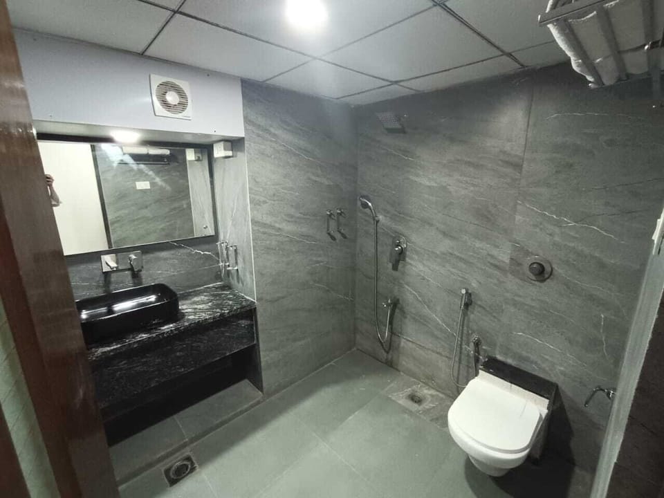Executive Room, City View | Bathroom | Shower, towels, soap, shampoo