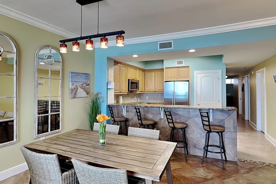 Dining Area - Breakfast Bar Seats Four