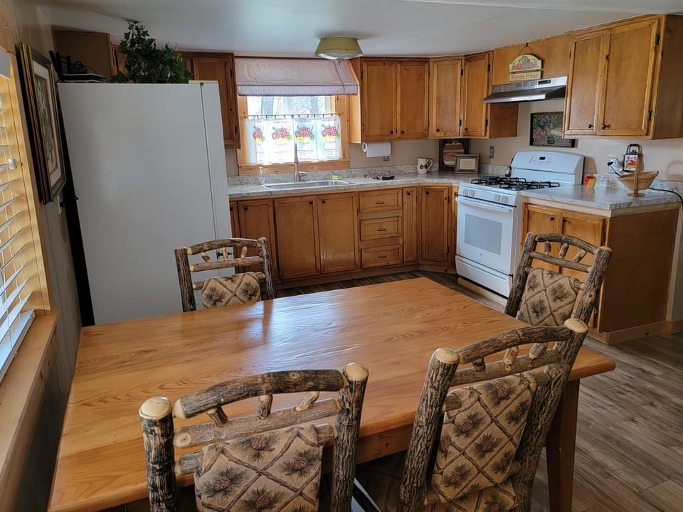 Family Cottage, 2 Bedrooms, 2 Bathrooms | Dining room