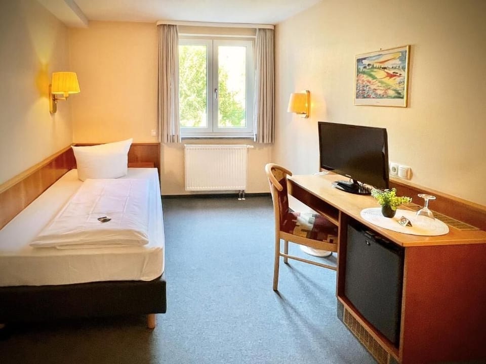 Standard Single Room, Park View | In-room safe, desk, laptop workspace, WiFi (free)