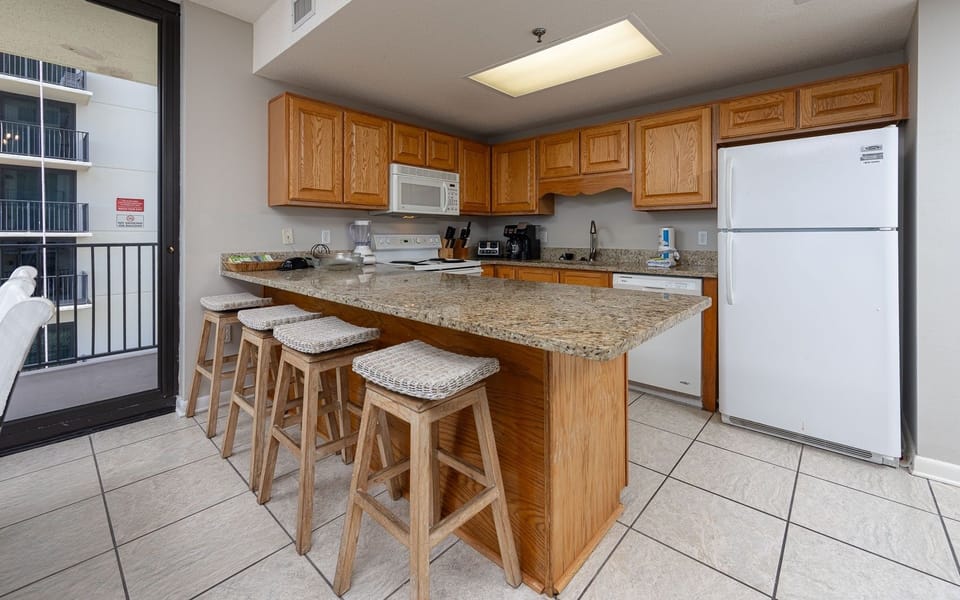 Condo, 3 Bedrooms | Private kitchen | Coffee/tea maker, fridge, oven