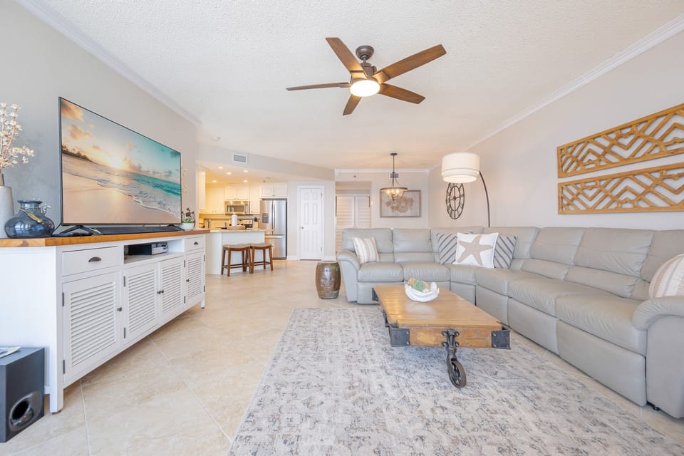 Condo, 3 Bedrooms | Living area