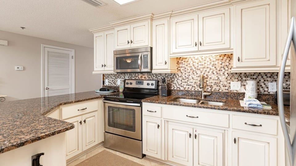 Condo, 3 Bedrooms | Private kitchen | Coffee/tea maker, fridge, oven