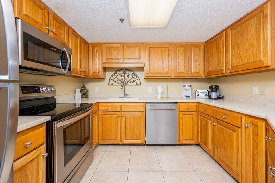 Condo, 3 Bedrooms | Private kitchen | Coffee/tea maker, fridge, oven