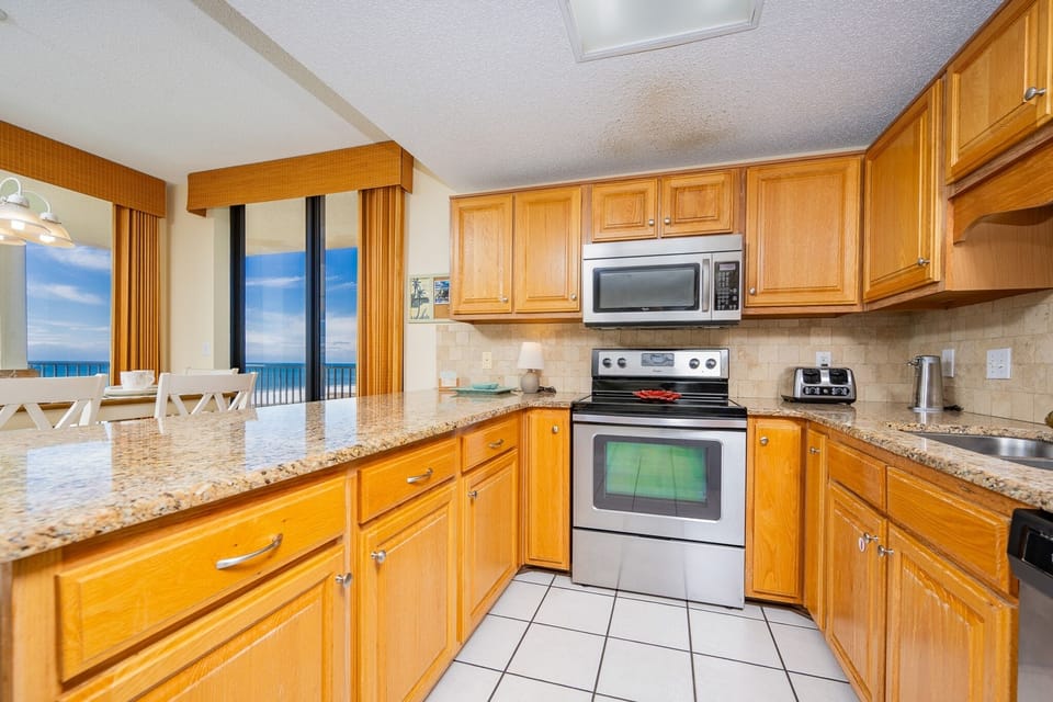 Condo, 3 Bedrooms | Private kitchen | Coffee/tea maker, fridge, oven