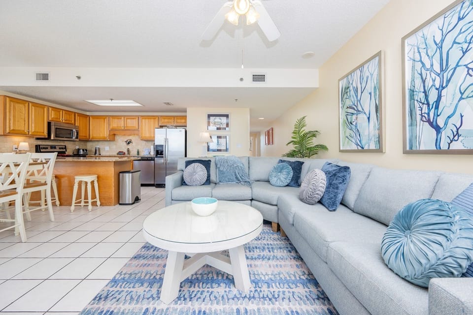 Condo, 3 Bedrooms | Living area