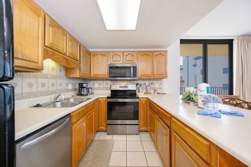 Condo, 3 Bedrooms | Private kitchen | Coffee/tea maker, fridge, oven