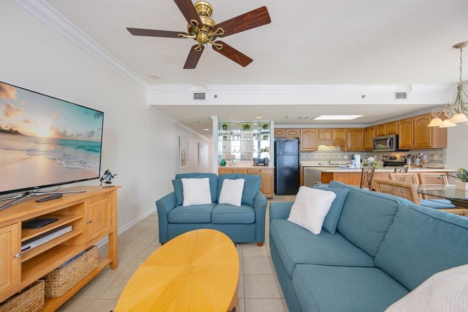 Condo, 3 Bedrooms | Living area