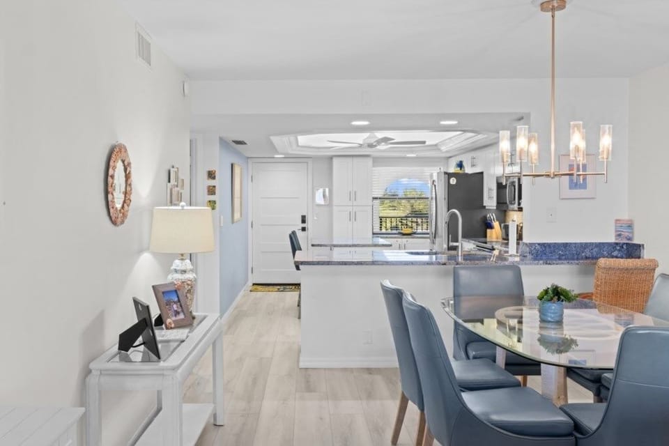 Condo, 2 Bedrooms | Dining