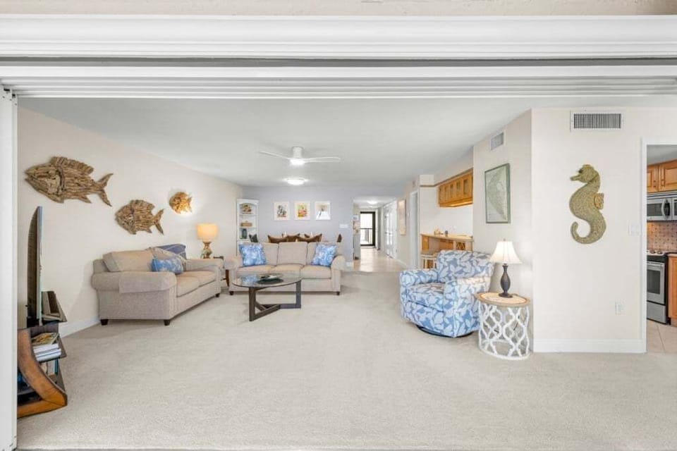 Condo, 2 Bedrooms | Living area