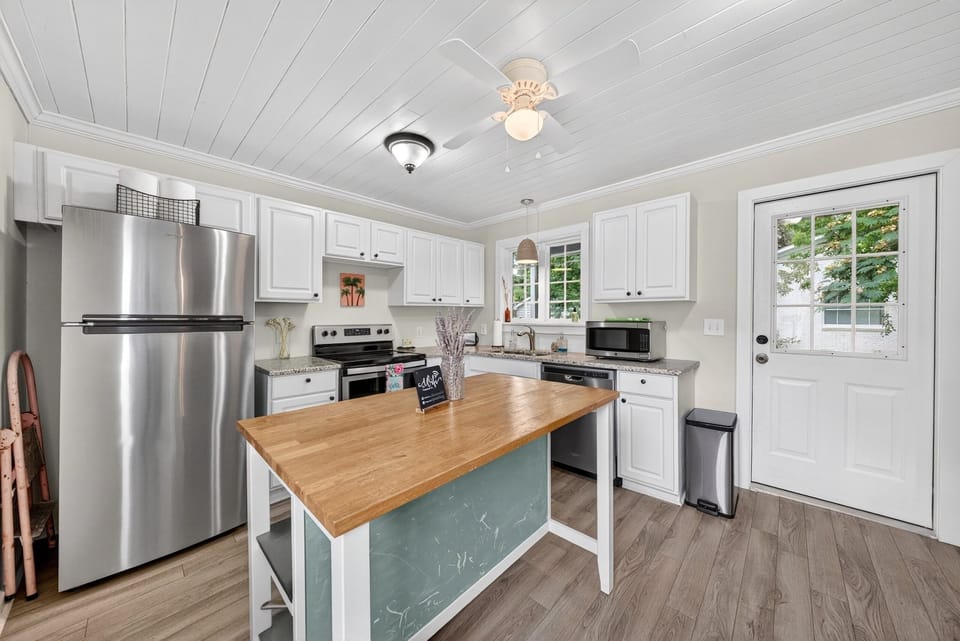 House, 2 Bedrooms | Private kitchen | Coffee/tea maker, fridge, oven, toaster
