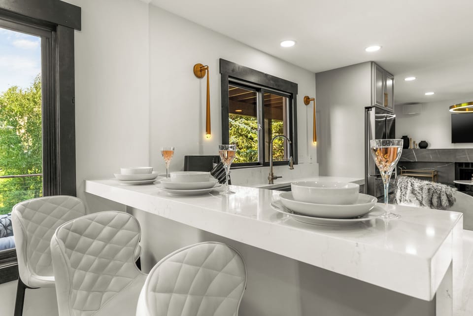 Kitchen: Bar seating for 3