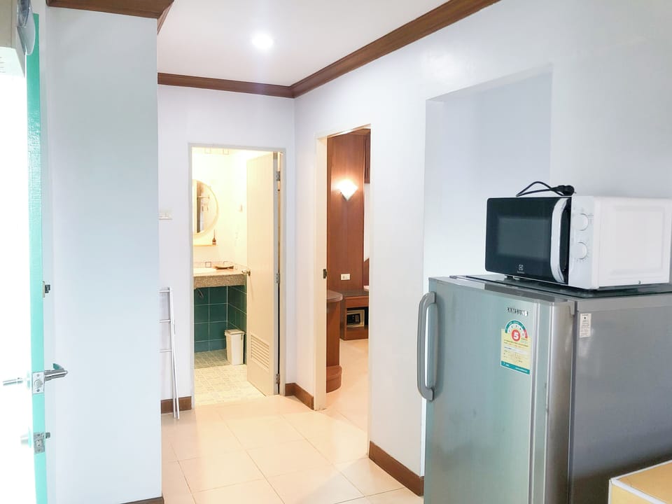 Deluxe Room, 1 Bedroom | In-room safe, desk, blackout drapes, free WiFi