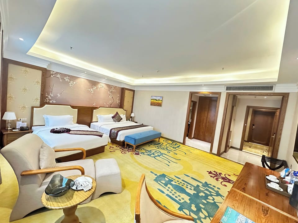 Deluxe Double Room | In-room safe, desk, iron/ironing board (on request), WiFi (free)