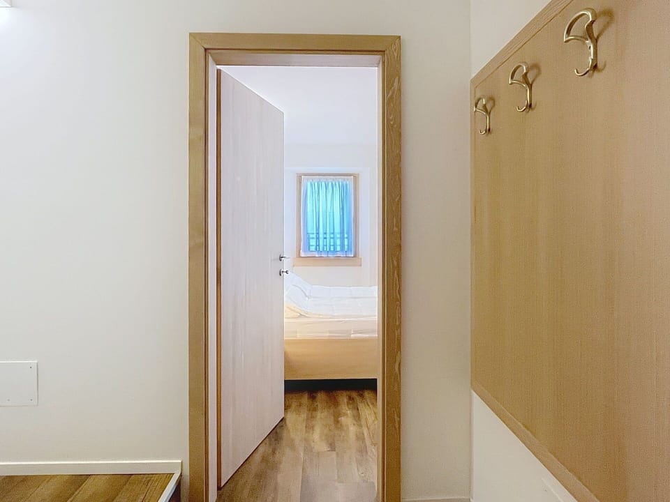 Flooring, Wall, Floor, Wood, Interior Design, Wood Flooring, Room, Lighting, Door, Ceiling