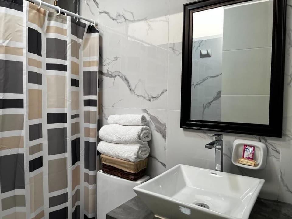 Superior Room | Bathroom | Shower, towels, soap, shampoo