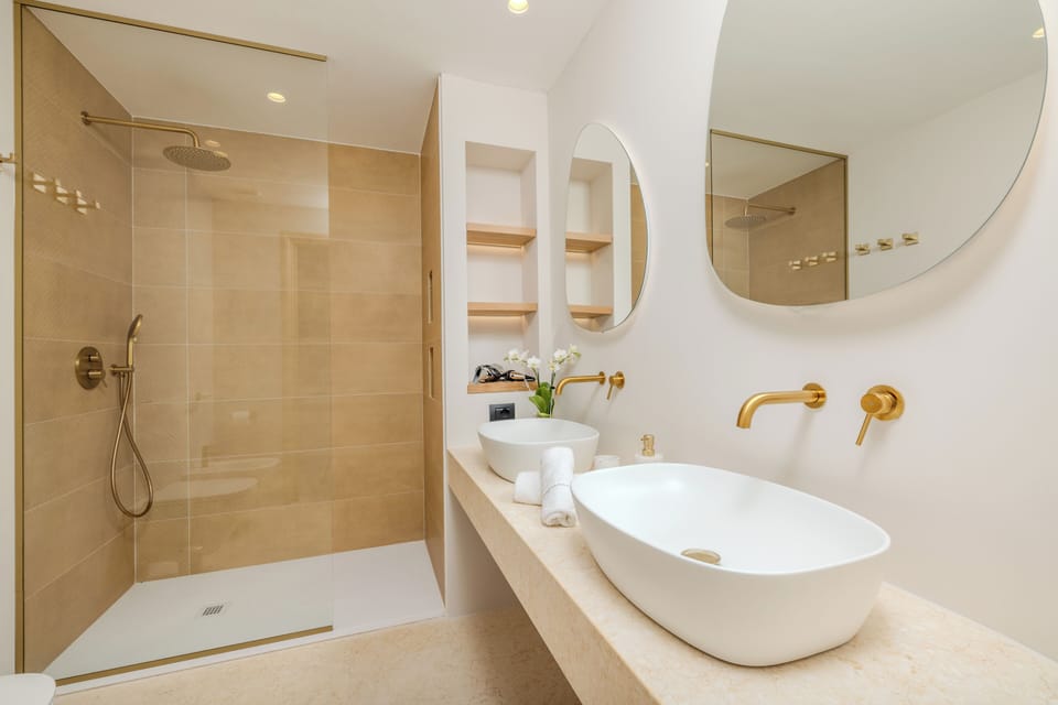 Suite, Balcony, Sea View | Bathroom | Shower, hair dryer, towels, soap