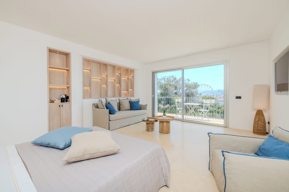Suite, Balcony, Sea View | Desk, laptop workspace, soundproofing, WiFi (free)
