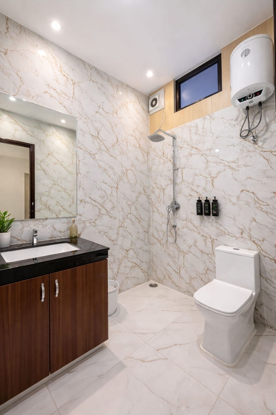 Deluxe Double or Twin Room, City View | Bathroom | Slippers