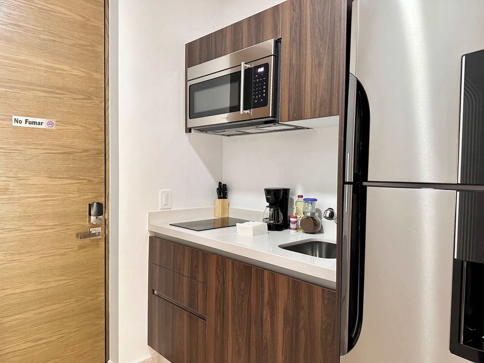 Fully equipped kitchenette with microwave and fridge, everything you need to cook in