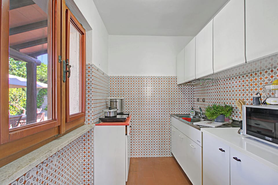 Family House, 3 Bedrooms, 2 Bathrooms (Villa Janela Escape & Retreat, 30m) | Private kitchen