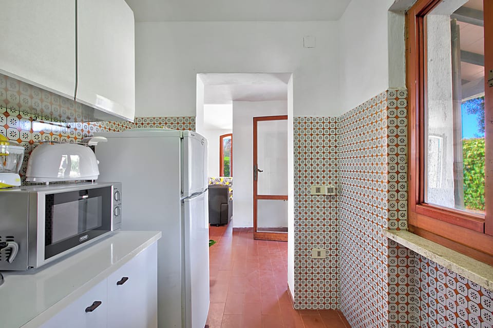 Family House, 3 Bedrooms, 2 Bathrooms (Villa Janela Escape & Retreat, 30m) | Private kitchenette